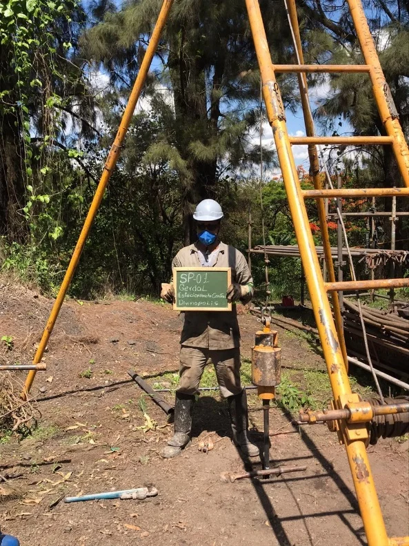 Tripé de sondagem SPT em obra da Gerdau em Divinópolis