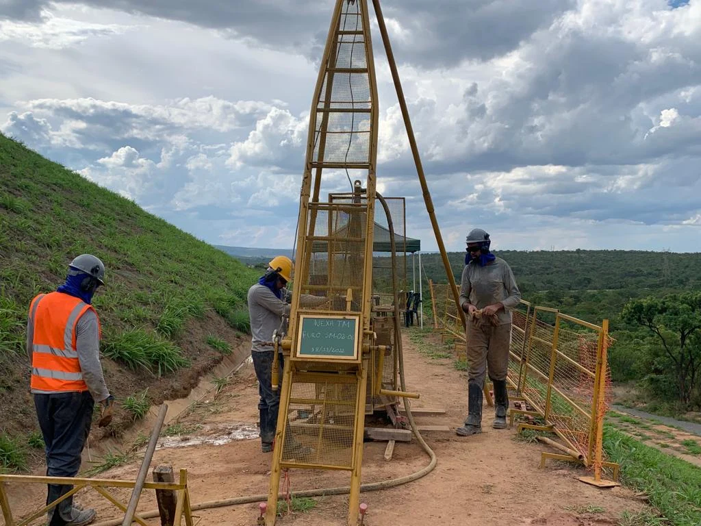 Equipe executando sondagem em frente de investigação da Nexa Resources